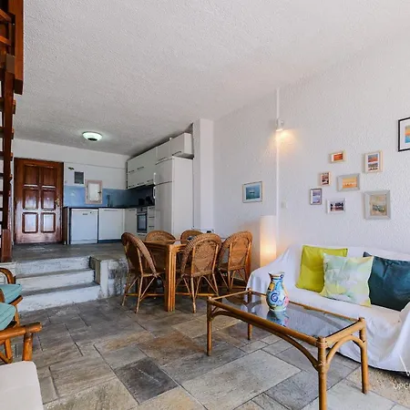 Aqua Blue, Beachfront 3-bdrm Maisonette 別荘 *