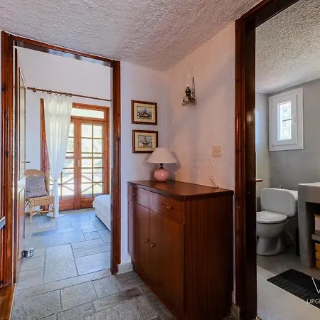 Aqua Blue, Beachfront 3-bdrm Maisonette *