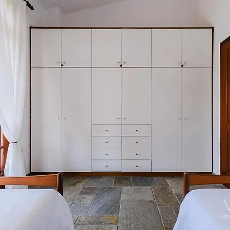 Aqua Blue, Beachfront 3-bdrm Maisonette 別荘 *