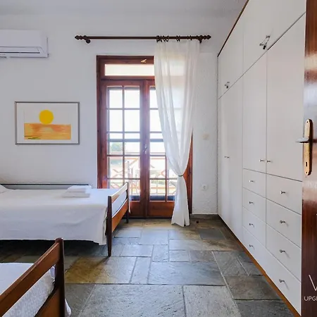 Aqua Blue, Beachfront 3-bdrm Maisonette 別荘 *